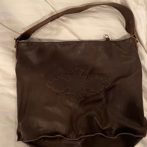 Barely used Tylie Malibu beautiful brown leather bag. Snap closure.
